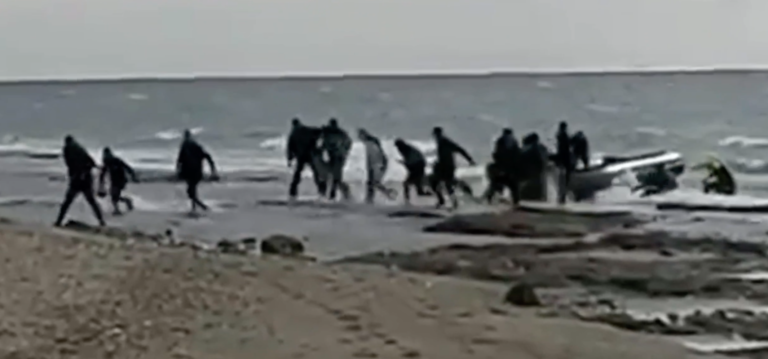 VIDEO: Gummibåt med illegala migranter la till vid Marbellastrand