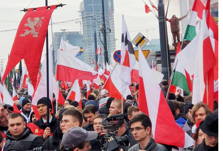 Hundra tusen i patriotisk marsch på Polens självständighetsdag