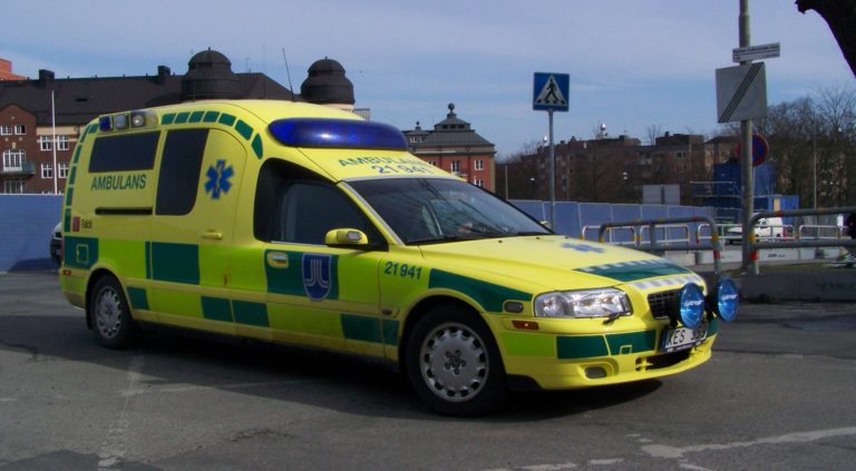 Efter timmar kom ambulansen – för att köra till överfullt sjukhus