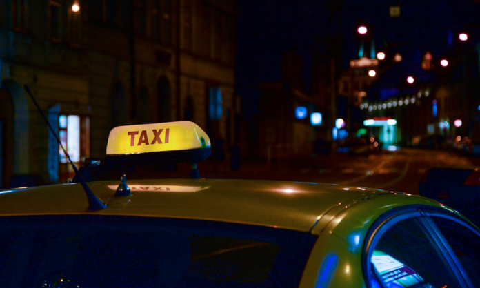 Taxichaufför våldtog kvinnlig kund – krävde betalt efteråt