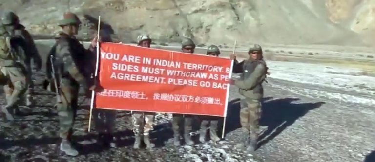 Indien och Kinas högsta generaler håller samtal vid Himalayas gräns i ett försök att lösa den månadslånga konflikten