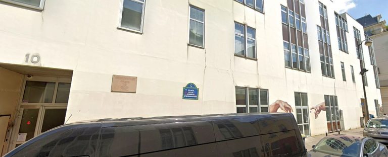 Knivattack i Paris utanför Charlie Hebdos gamla kontor