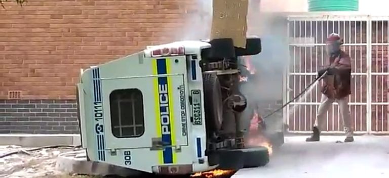 Polisen i Sydafrika attackerad av arga vita sydafrikanska bönder