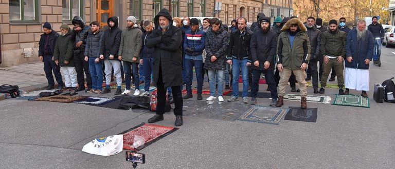 Muslimsk gatubön blockerar gata på Östermalm