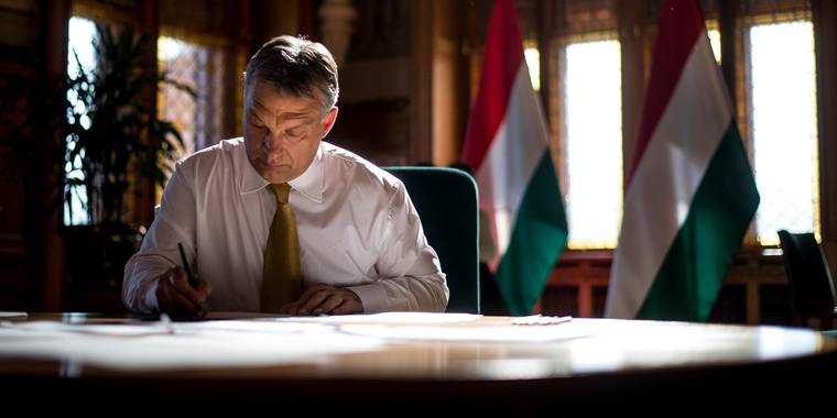 Orbán ger påven en kopia av ett brev från 1250 där en ungersk kung vädjar om hjälp mot tartarerna