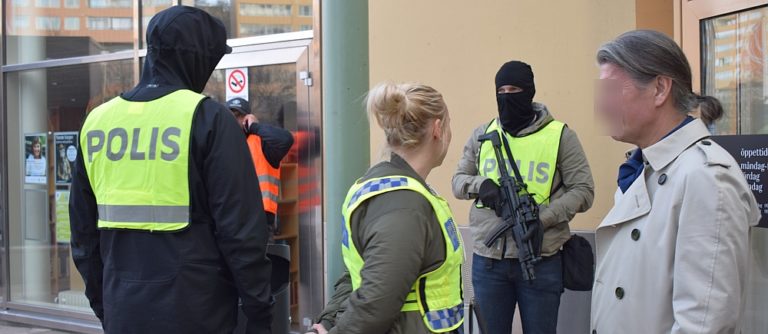 Poliser med automatvapen skall patrullera i Stockholm