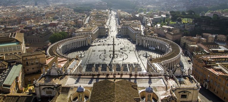 Vatikanen förnekar kunskap om pengaöverföringar till Australien