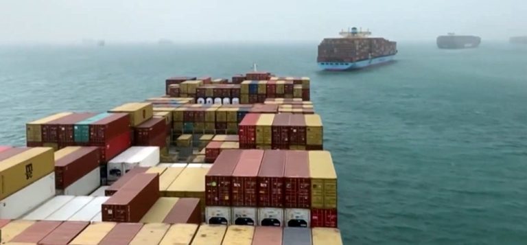 Grundstött skepp i Suezkanalen kostar 80 miljarder kronor – om dagen