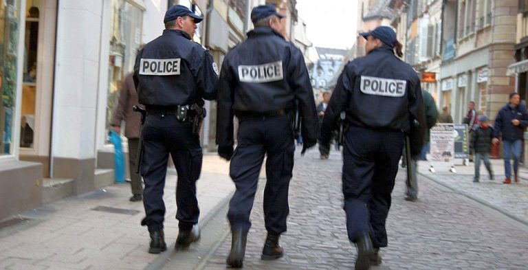 Efter franska militären tar nu 93 före detta poliser bladet från munnen och uppmanar till ”nationell resning”