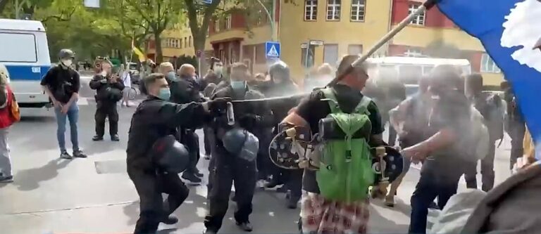 Berlinpolisen använder extremt våld mot vaccinkritiska demonstranter – en död