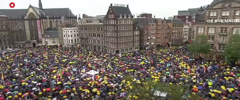 Holländare protesterar mot vaccinpassen