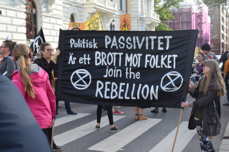 Klimatextremister tömde bildäck i Göteborg