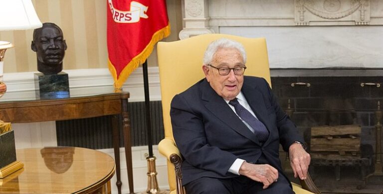 Upprörda känslor efter att Henry Kissinger föreslår fredsuppgörelse med Ryssland