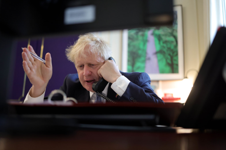 Boris Johnson sitter kvar, vann misstroendeomröstning