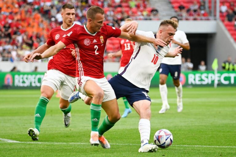 Fotboll: Knäböjande England utbuade, förlorade mot Ungern