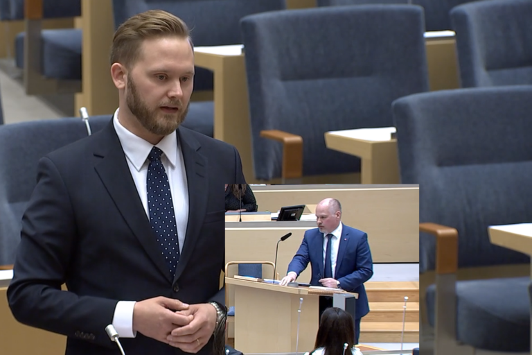 Statsminister Magdalena Andersson ”hotar” att avgå
