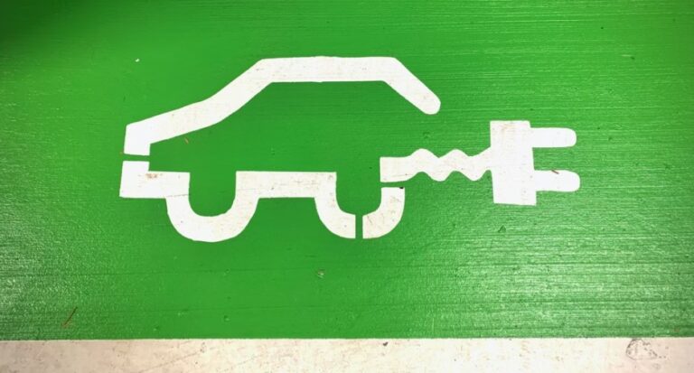 El till elbilar blir snart dyrare än bensin?