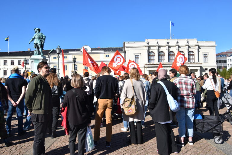 Vänstern demonstrerar mot valresultatet i Göteborg