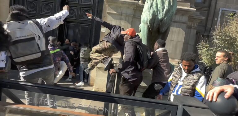 Illegala migranter ockuperar stadshuset i Paris