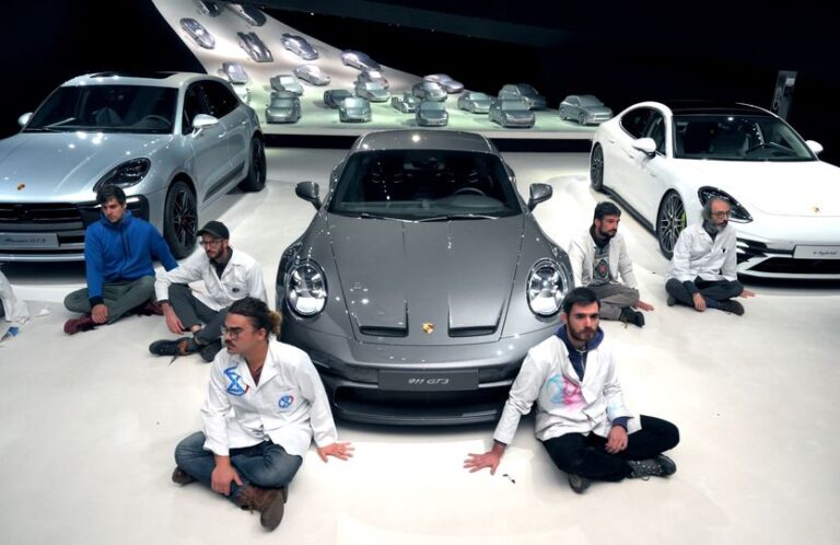 Klimatextremister limmade fast sig hos Porsche – klagar på dålig service