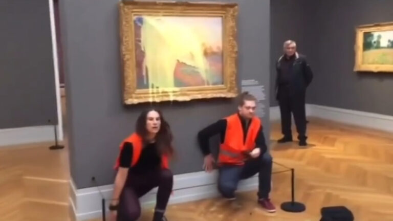 Konstverk attackeras av klimatextremister – Sveriges museer vill kroka arm med aktivisterna.