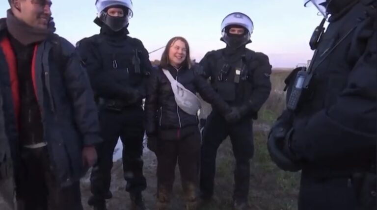 Video avslöjar Greta – förklarar hennes leende vid tyska polisens gripande