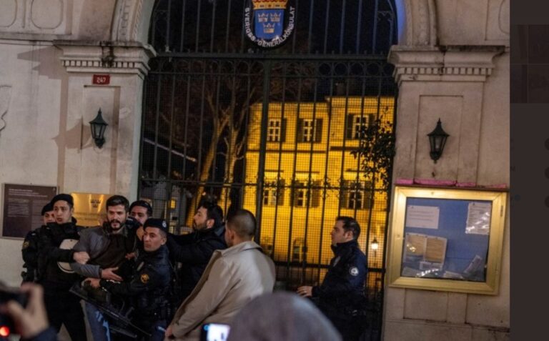 Turkarnas vilda attack på det svenska konsulatet – se videon