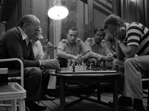Brzezinski spelar schack med Israels premiärminister Menachem Begin.