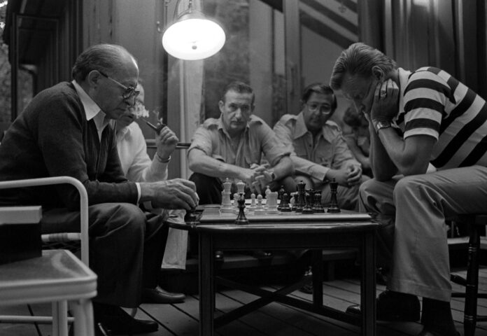 Brzezinski spelar schack med Israels premiärminister Menachem Begin.