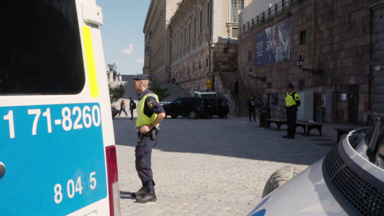 En person omhändertagen under koranbränning i Stockholm