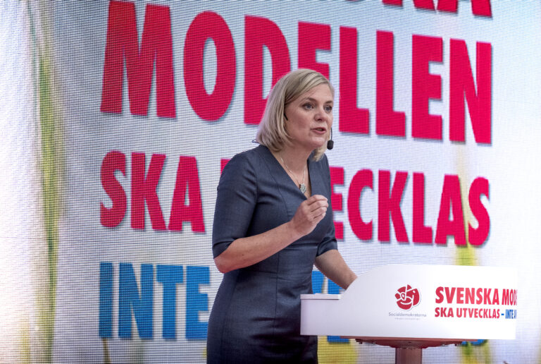 Magdalena Andersson vill reglera sociala mediers algoritmer
